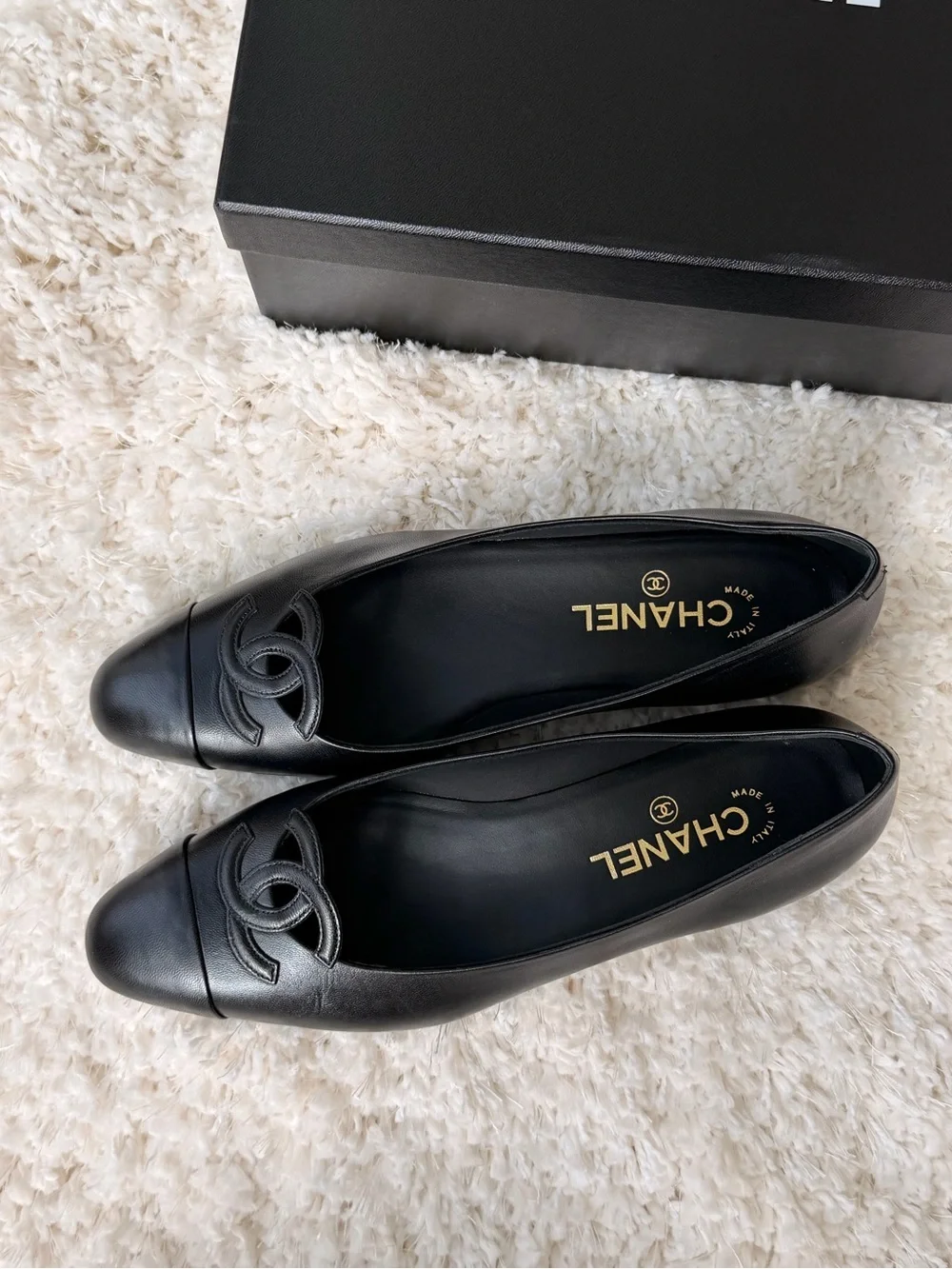 CHANEL Black Leather CC Logo Ballet Flats sz 39.5